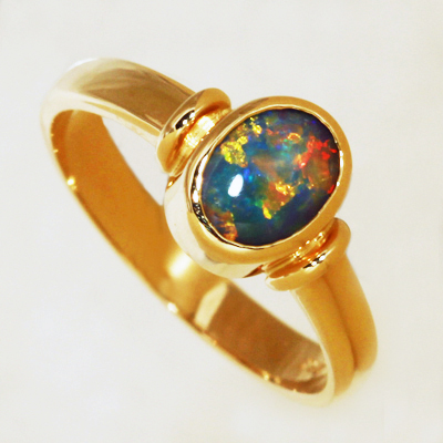 18k Yellow Gold Ring with a BLACK OPAL Golden multicolour, bright and sparkling.